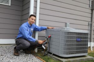 tech-working-on-outdoor-ac-unit